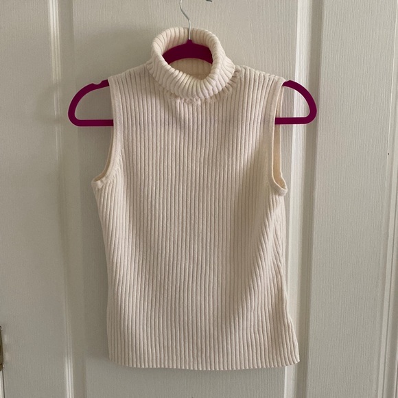 Tops - Sleeveless turtleneck in cream color